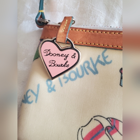 EUC Dooney & Bourke Miami Beach Wristlet - Picture 3 of 8